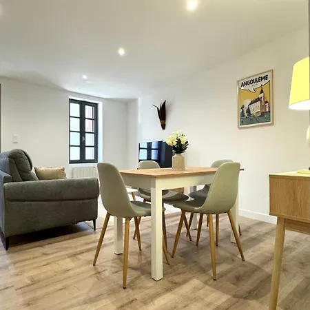 Le 30 - La Maison Fontchaudiere לינה וארוחת בוקר אנגולם